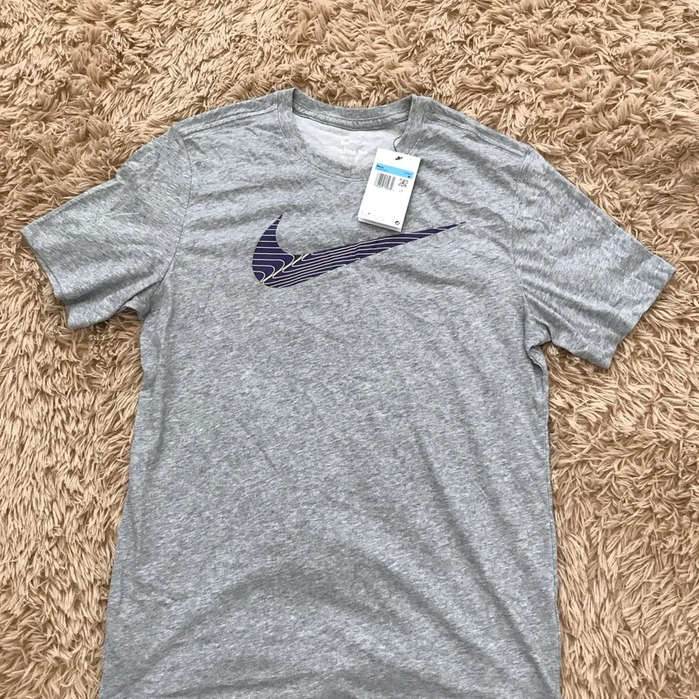 Nike Shirt - Picture 4 of 5